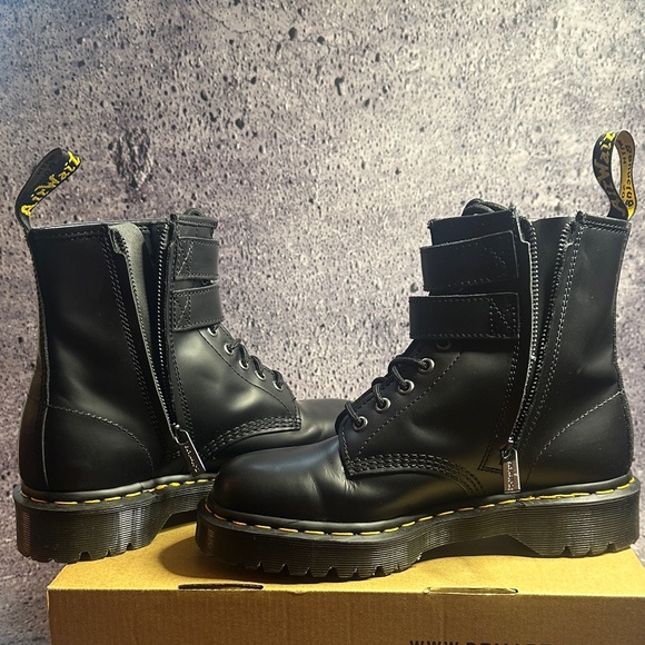 Dr. Martens Women’s Size 8 Black High Shine Leather boots - Picture 6 of 8